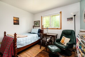3 bedrooms, desk, free WiFi, bed sheets - Secluded 3 bedroom bungalow on the Saugeen River with 85-acres. (Paisley)