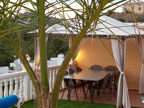 Outdoor dining - Appartement met Verwarmd Privé Zwembad, Airco en Satteliet tv. Prachtig Uitzicht (Calpe)