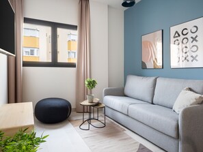 Junior Apartment | Living area | Smart TV - Limehome Sevilla Calle Torcuato Luca de Tena (Seville)