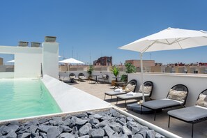 Piscine extérieure, parasols de plage, chaises longues