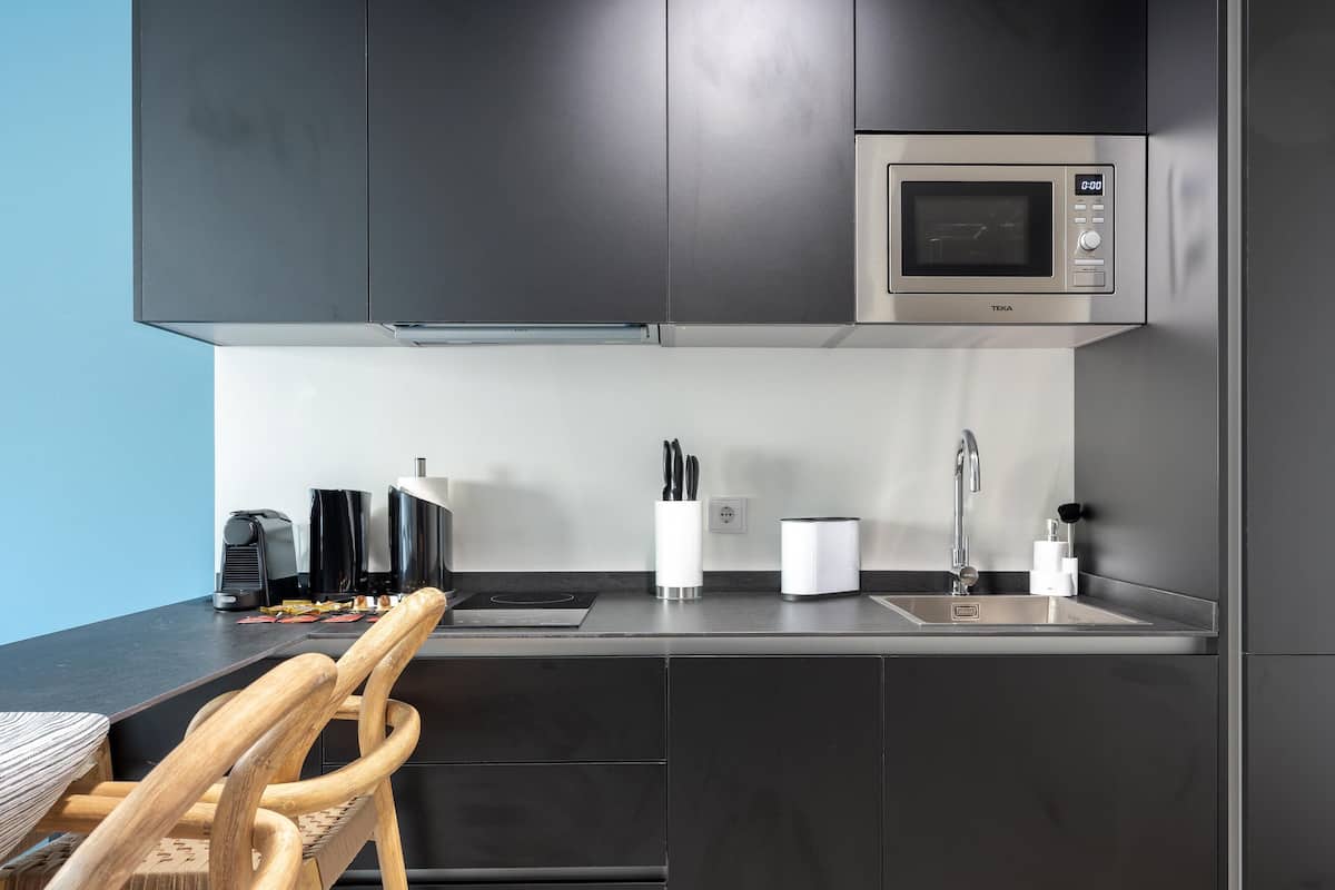 Junior Apartment | Dapur peribadi | Peti sejuk, pembancuh kopi espreso, pembancuh kopi/teh, cerek elektrik