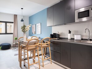 Junior Apartment | Private kitchen | Fridge, espresso maker, coffee/tea maker, electric kettle - Limehome Sevilla Calle Torcuato Luca de Tena (Seville)