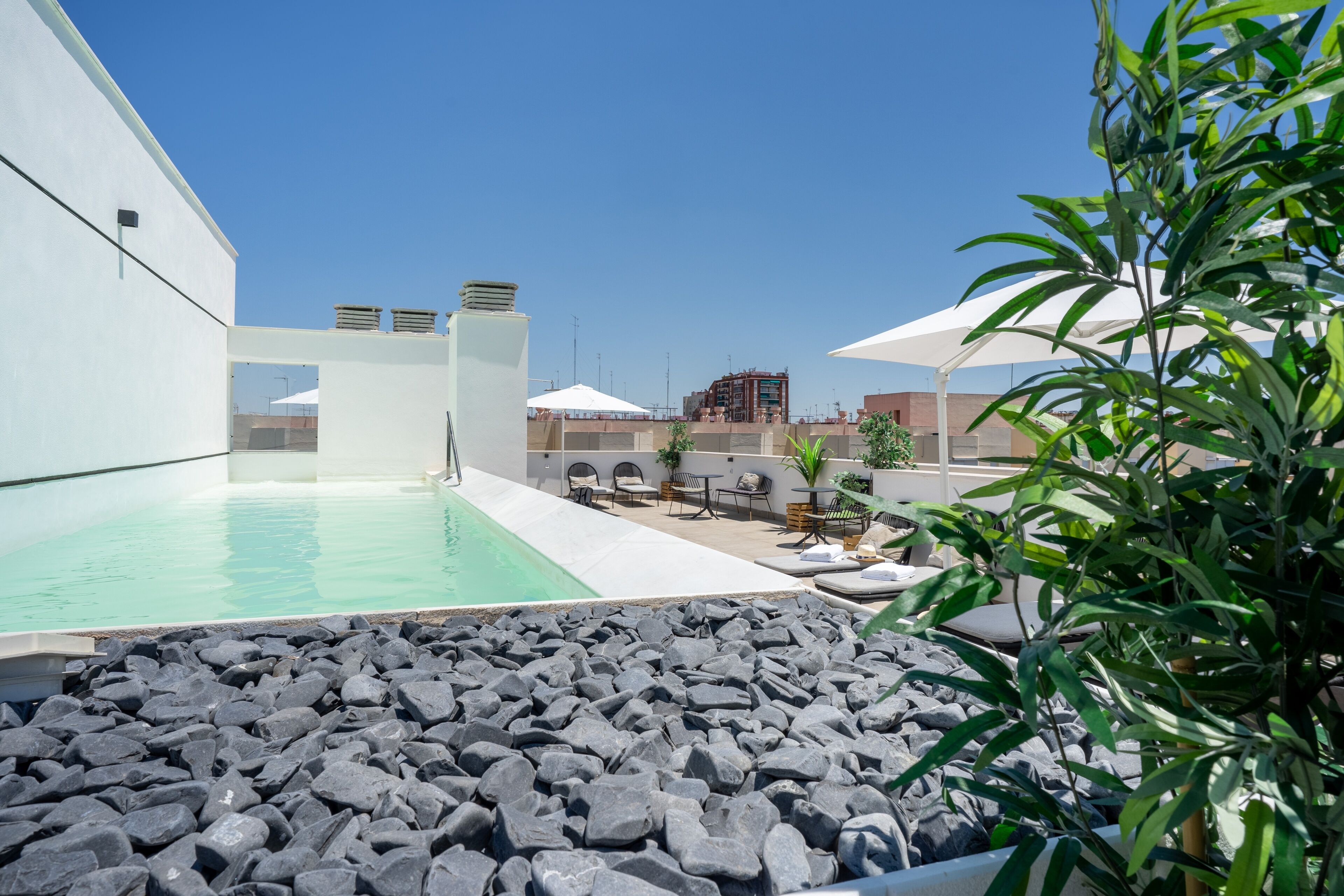 Piscine extérieure, parasols de plage, chaises longues