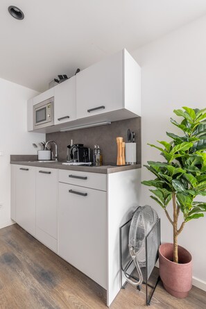 Suite | Bếp riêng | Tủ lạnh, dụng cụ pha espresso, ấm điện, bàn ăn 