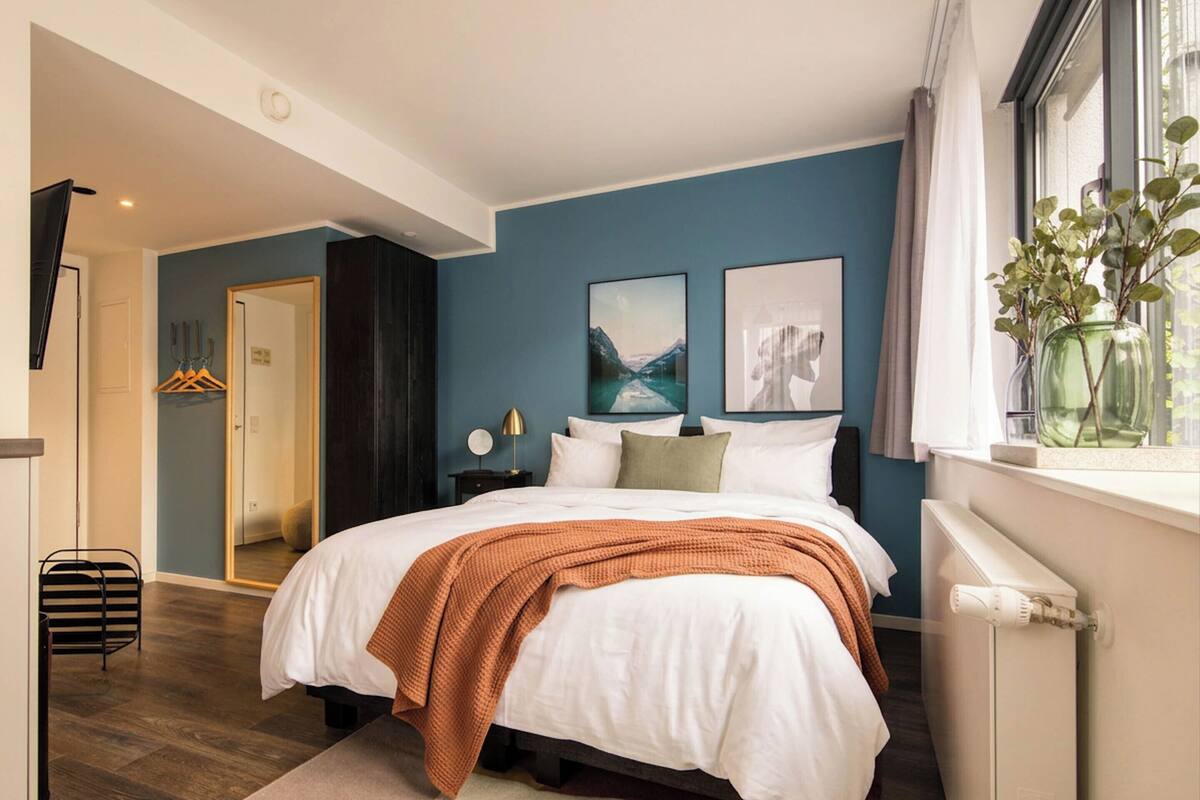 Single Suite | Laptop workspace, free WiFi, bed sheets