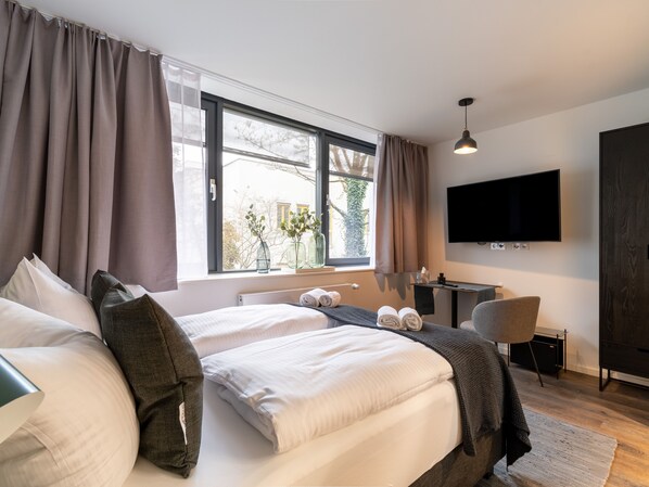 Suite | Laptop workspace, free WiFi, bed sheets - Limehome München Olschewskibogen (Munich)