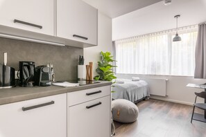 Suite | Private kitchen | Fridge, espresso maker, electric kettle, toaster - Limehome München Olschewskibogen (Munich)