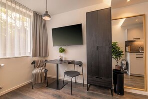 Suite | Laptop workspace, free WiFi, bed sheets - Limehome München Olschewskibogen (Munich)