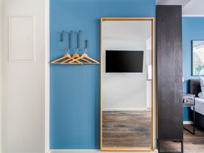 Single Suite | Área de sala de estar | Smart TV 