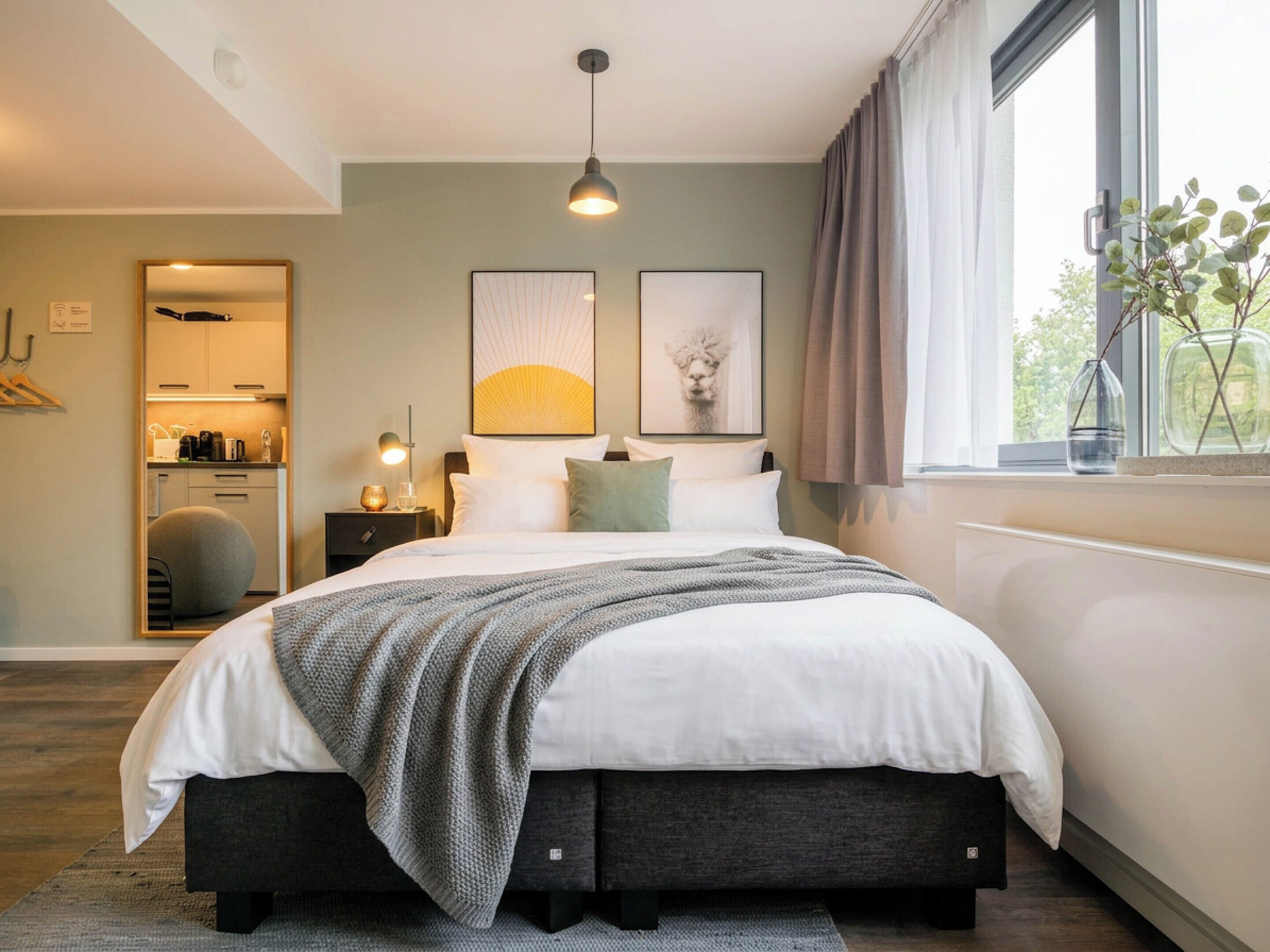 Espacio para trabajar con laptop, wifi gratis y ropa de cama 