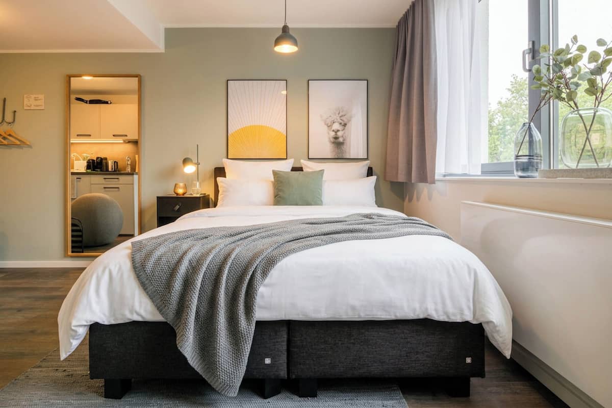 Suite | Laptop workspace, free WiFi, bed sheets