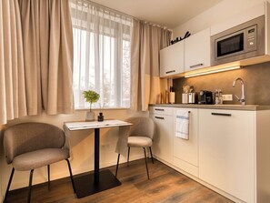 Single Suite | Private kitchen | Fridge, espresso maker, electric kettle, dining tables - Limehome München Olschewskibogen (Munich)