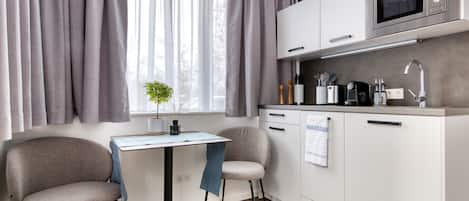Single Suite | Cuisine privée | Réfrigérateur, machine à expresso, bouilloire électrique, grille-pain