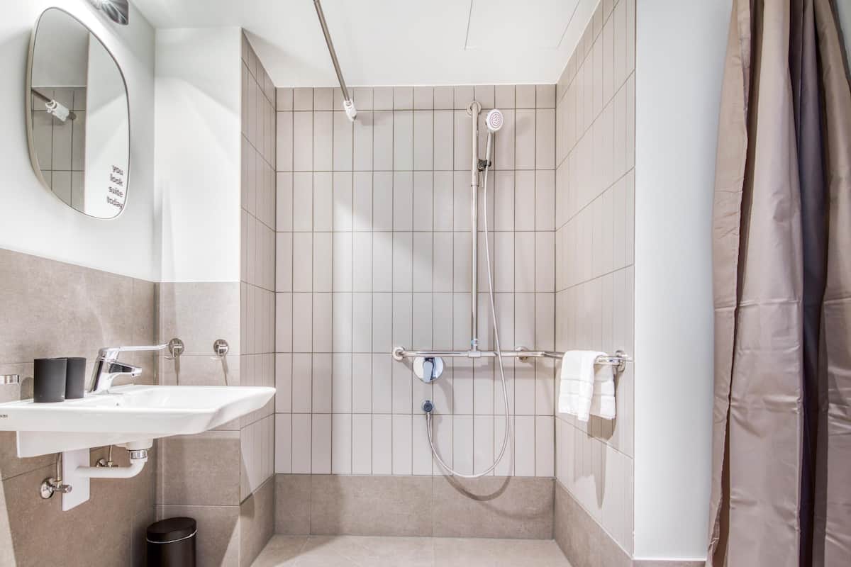Single Suite | Bathroom