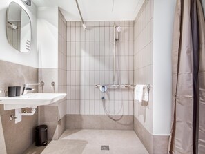 Single Suite | Badeværelse | Bruser, hårtørrer, håndklæder, Toiletpapir