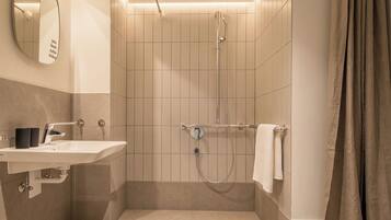 Single Suite | Badezimmer | Dusche, Haartrockner, Handtücher, Toilettenpapier