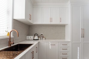 Fridge, microwave, oven, stovetop - Historic Beauty in the CBD with Parking & WiFi (Launceston)