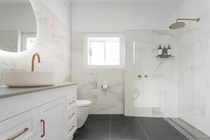 Shower, hair dryer, towels
