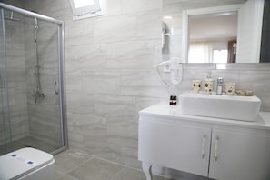 Quarto superluxo, banheira de hidromassagem | Banheiro | Produtos de toalete grátis, secador de cabelo, sabonete, shampoo