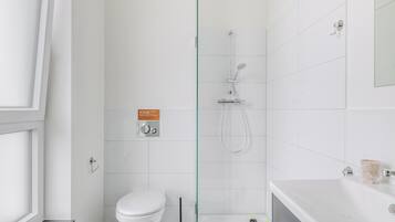 Suite M | Salle de bain | Sèche-cheveux, serviettes fournies