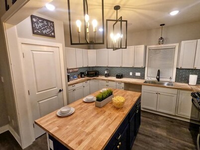 !Luxury Designed Listing! - Downtown - Soaker Tub