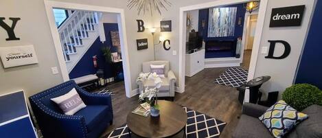 TV connectée, cheminée, livres, chaîne hi-fi