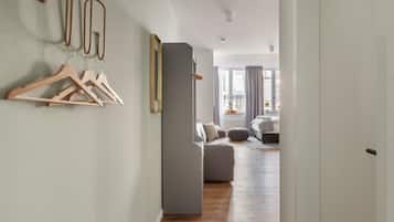 Íbúð - 1 meðalstórt tvíbreitt rúm með svefnsófa (Bremen Hutfilterstraße | Suite L with) | Stofa | Snjallsjónvarp