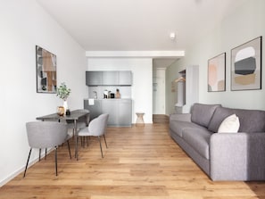 Apartment, 1 Queen Bed with Sofa bed (Bremen Hutfilterstraße | Suite L with) | Living area