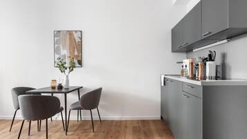 Apartment, 1 Queen-Bett und Schlafsofa (Bremen Hutfilterstraße | Suite L with) | Eigene Küche | Kühlschrank, Espressomaschine, Wasserkocher mit Kaffee-/Teezubehör