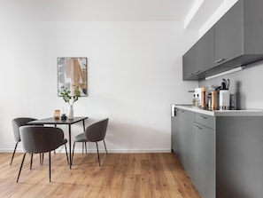 Apartamento, 1 cama Queen e sofá-cama (Bremen Hutfilterstraße | Suite L with) | Cozinha privada | Geladeira, máquina de café expresso, cafeteira/chaleira