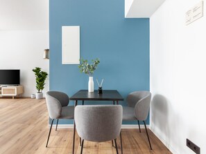 Leilighet, 1 queensize-seng med sovesofa (Bremen Hutfilterstraße | Suite XL wit) | Spiseområde