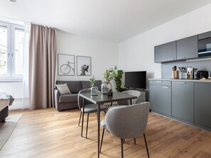Lägenhet - 1 queensize-säng med bäddsoffa (Bremen Hutfilterstraße | Suite L with) | Vardagsrum | Smart-tv