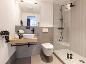 Appartamento, 1 letto queen con divano letto (Bremen Hutfilterstraße | Suite XL wit) | Bagno | Asciugacapelli, asciugamani