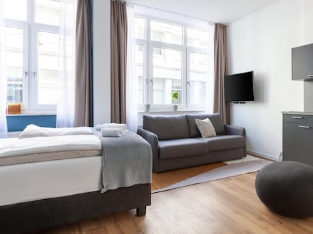 1 habitación, escritorio y espacio para trabajar con laptop