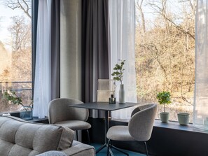 Suite L | Living area | Smart TV - Limehome Erfurt Maximilian-Welsch-Str. (Erfurt)
