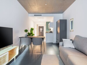 Suite XL with Sofa Bed | Living area - Limehome Erfurt Maximilian-Welsch-Str. (Erfurt)