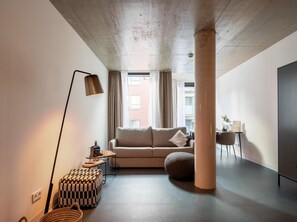 Suite XL with Sofa Bed | Zona de estar | Una Smart TV