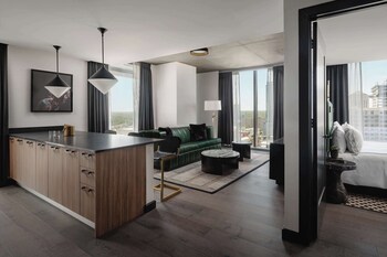 Egyptian cotton sheets, premium bedding, minibar, in-room safe at Thompson Austin, by Hyatt