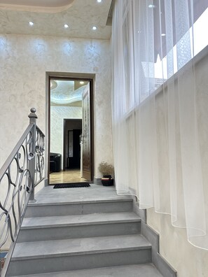 Reception - 3 room apartment on Baghramyan (Yerevan)