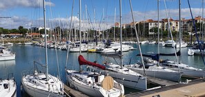 A marina with multiple boats docked, surrounded by buildings. - Maison Agréable à Vivre, Bien Située (La Rochelle)