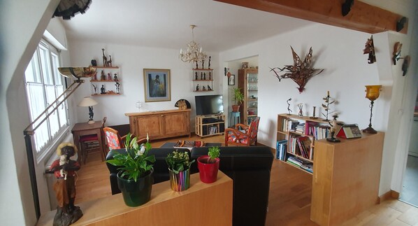 Fernseher, DVD-Player, Bücher, Stereoanlage