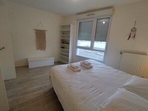 2 chambres, lit de bébé portatif, Wi-Fi, literie fournie
