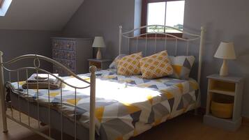 3 chambres, bureau, fer et planche Ă repasser, lit parapluie