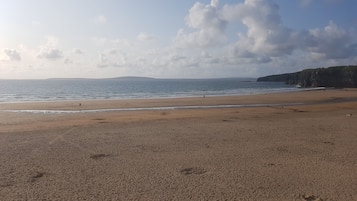 Plage à proximité, chaises longues, serviettes de plage