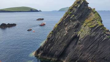 Beach nearby, sun loungers, beach towels