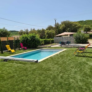 A heated pool - 10 person house to rent in the Gard- Heated swimming pool-Play area (Saint-Martin-de-Valgalgues)