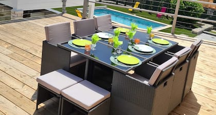Maison 10 personnes à louer dans le Gard- Piscine chauffée-Aire de jeux