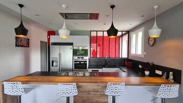 Frigorifero, microonde, forno, piano cottura