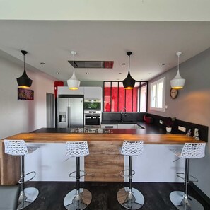 Réfrigérateur, micro-ondes, four, plaque de cuisson