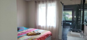 5 habitaciones, tabla de planchar con plancha y cuna de viaje
